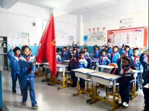 我女生16岁，在游泳馆穿三点式特引人注目怎么办？游戏画面